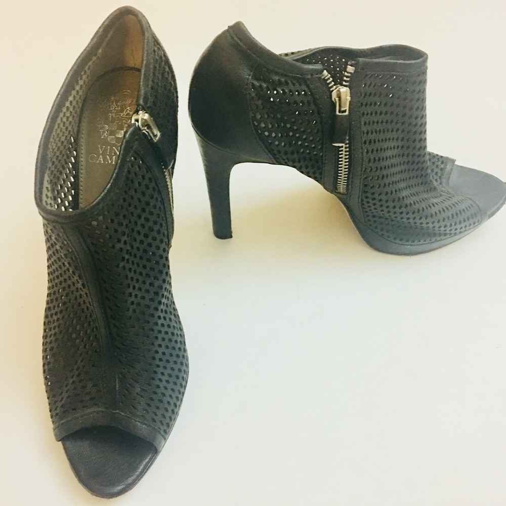 VINCE CAMUTO WOMENS BLACK PERFORATED SOFT LEATHER